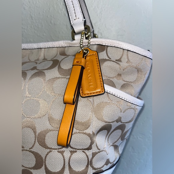 Coach Park Signature Cream and White Bag with side pockets and dust bag - Picture 14 of 15